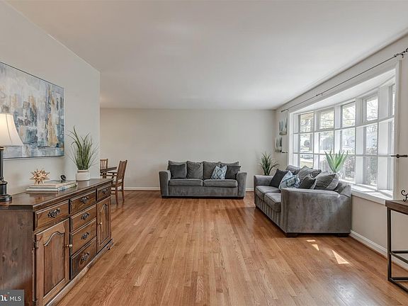 4th image of 4921 Arbutus Ave
