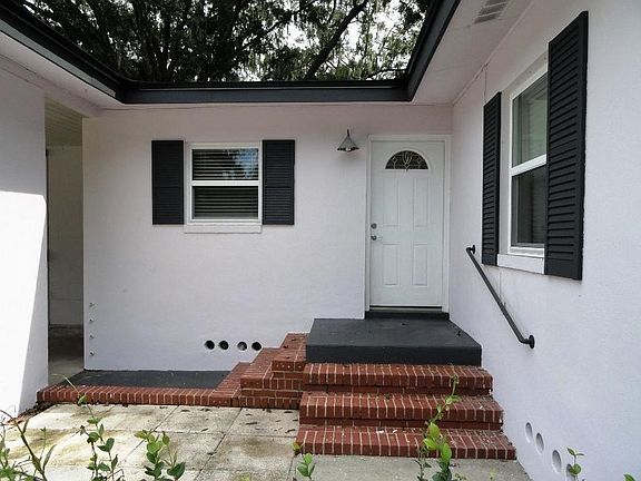 2nd image of 1946 Sweet Briar Ln