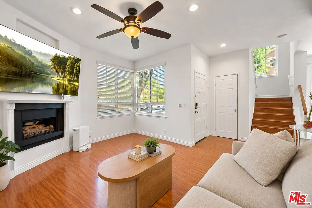 2 bed, 2.5 bath, 1031 sqft, $3,900 — Photo 1