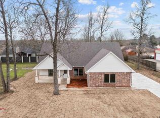 1601 McMurray St, Henderson, TX 75654