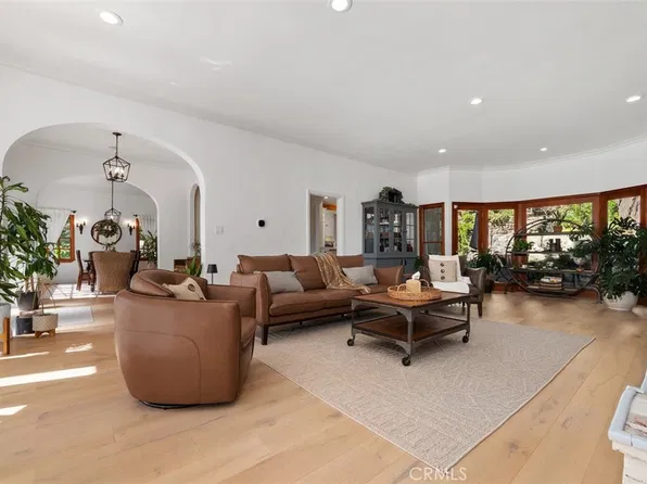 611 Country Club Dr, Burbank, CA 91501