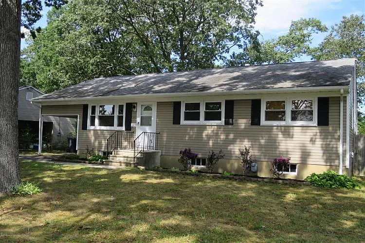 105 Crescent Dr photo 1