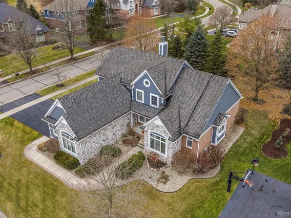 4618 Waterbury Dr, Clarkston, MI 48348