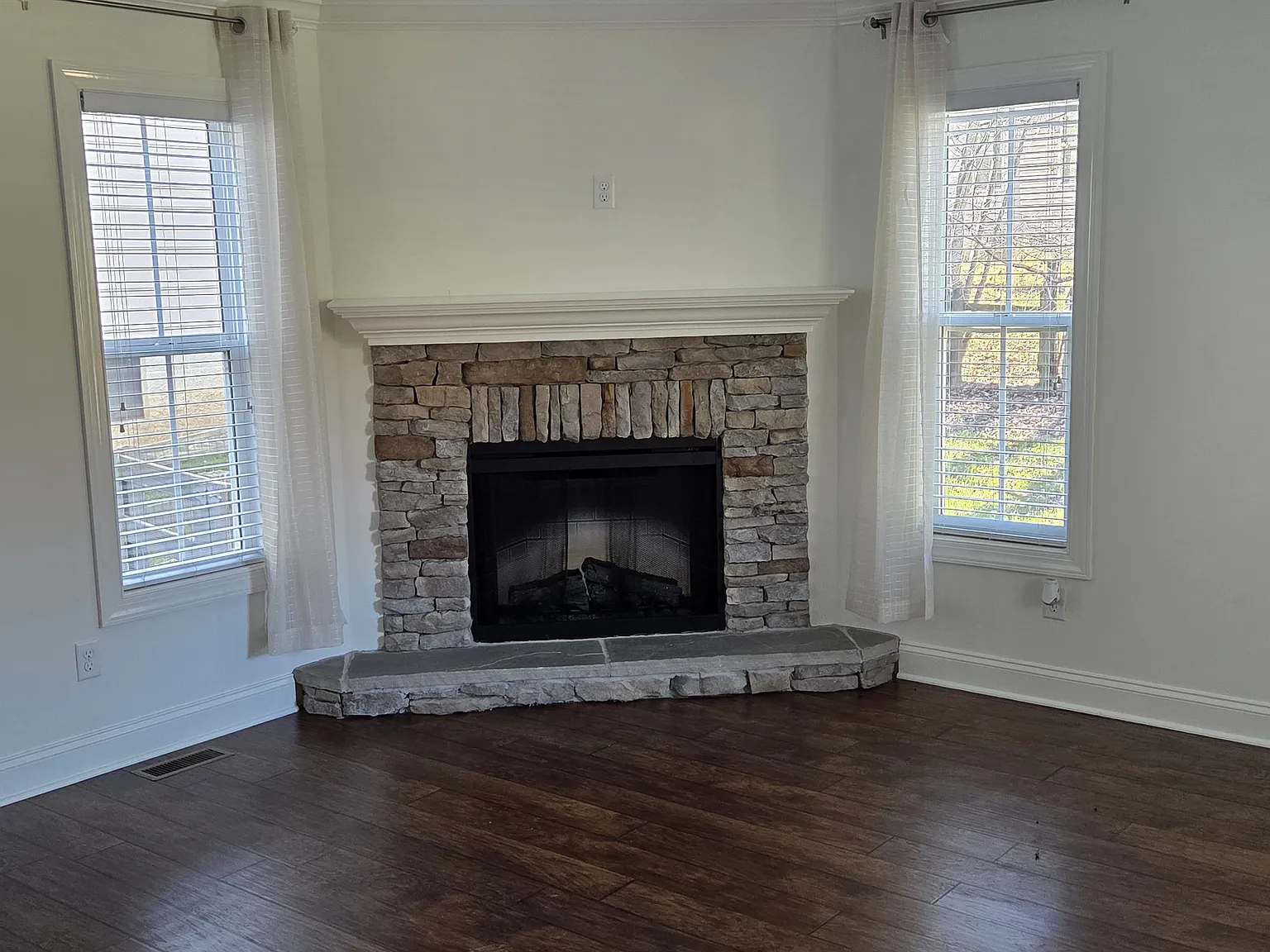 3 bed, 2388 sqft, $2,200 — Photo 3