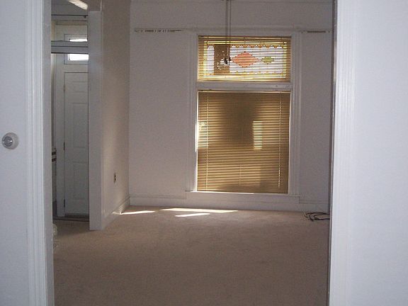 living room w/ceiling fan
