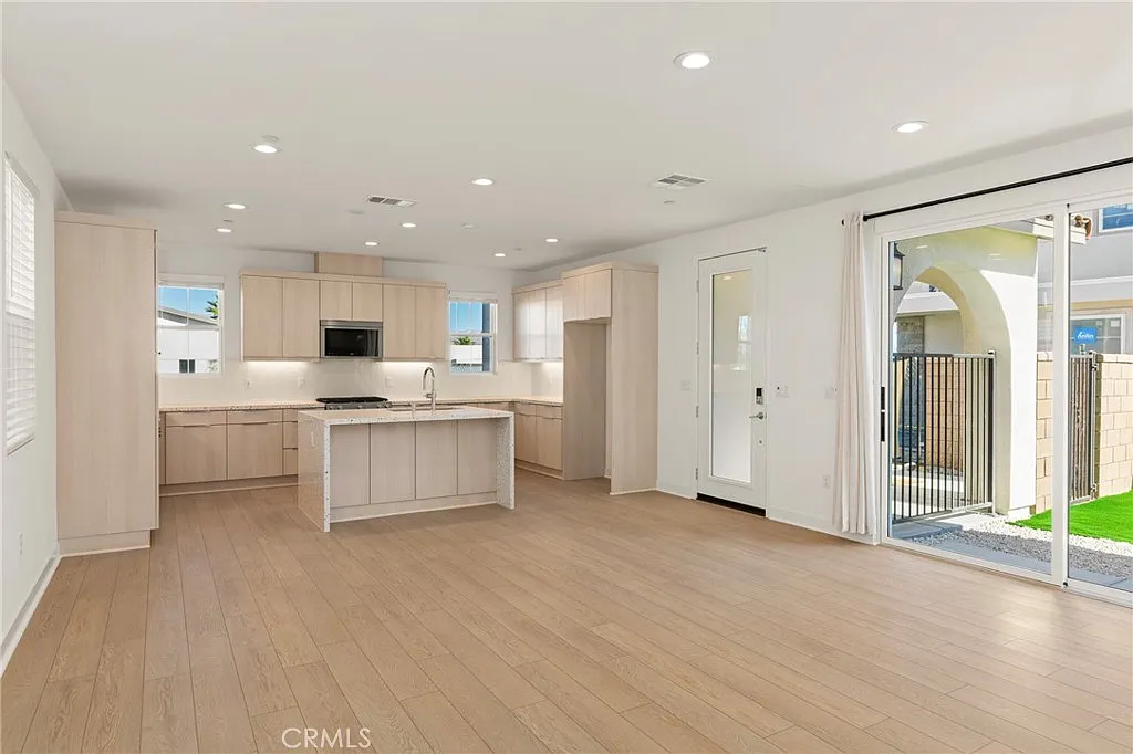 4 bed, 2.5 bath, 2004 sqft, $3,300 — Photo 2