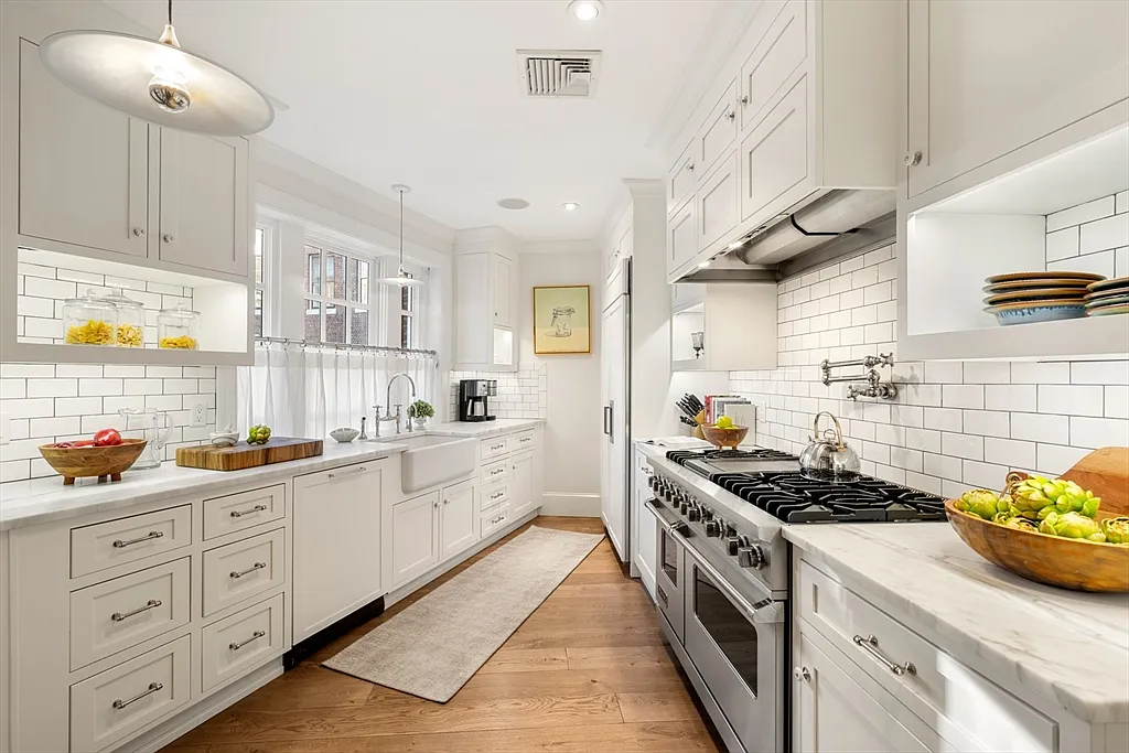 5 bed, 5.5 bath, 4000 sqft, $25,000 — Photo 2