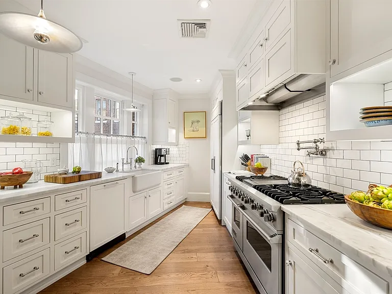 6 W Hill Pl — Photo 2