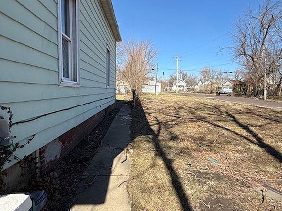 5th image of 903 W Brons Ave