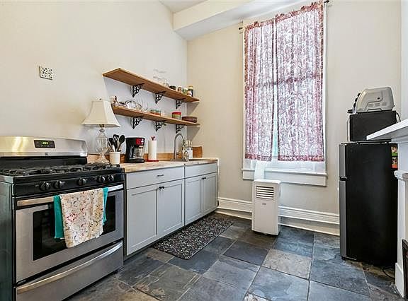 4th image of 2108 Urquhart St