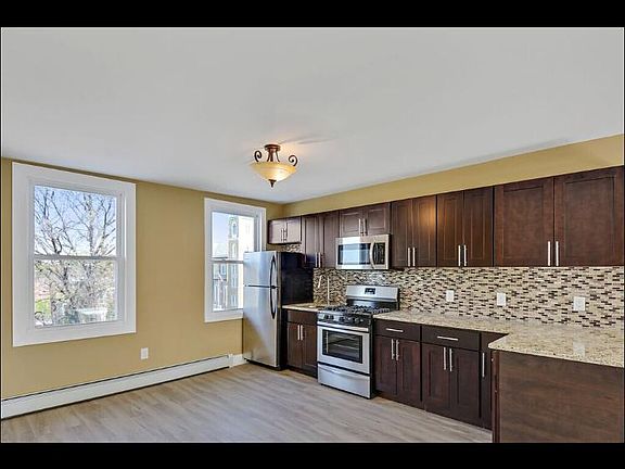 5th image of 23 Linden St #2