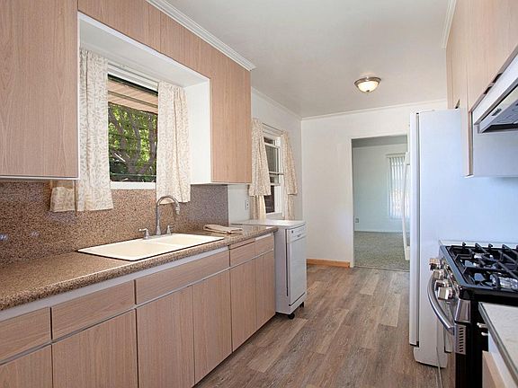 5th image of 844 Loring St