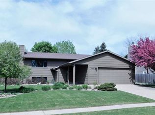 2305 S Dartmoor Ave, Sioux Falls, SD 57106