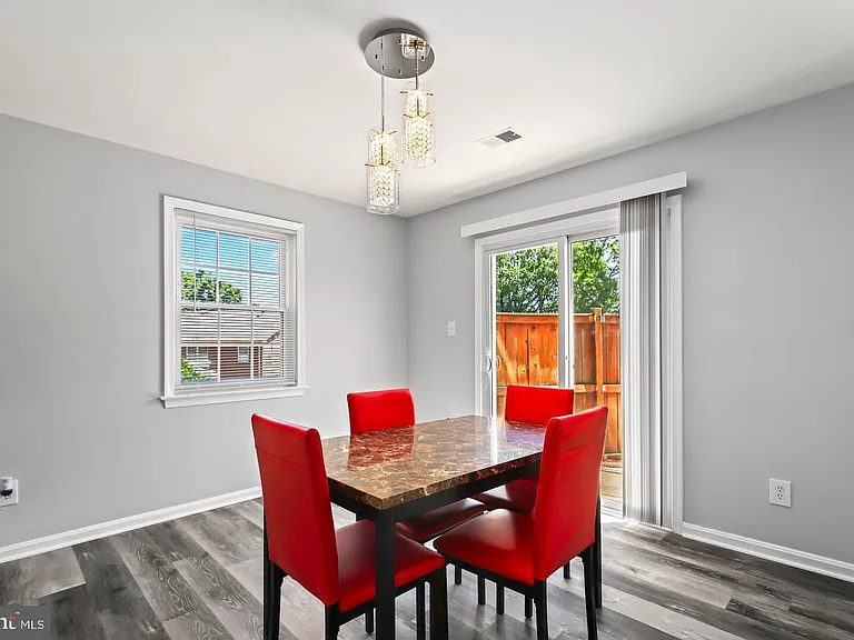 9904 Hagel Cir — Photo 10