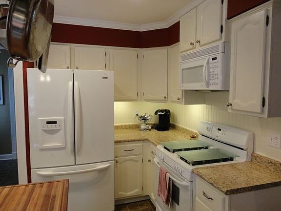 3rd image of 2 Whitespruce Ln