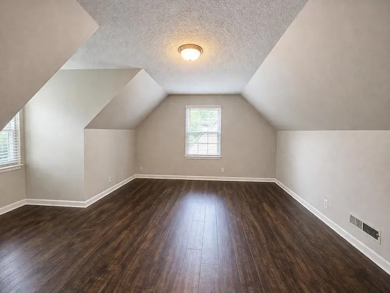 125 Mossland Dr — Photo 37