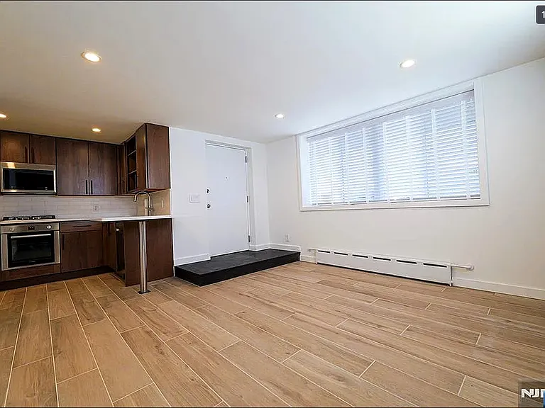116 N Beverwyck Rd #8 — Photo 3