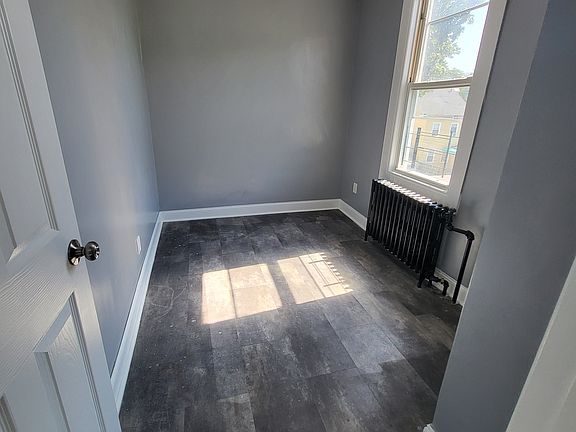 5th image of 132 Oliver Ave #3R