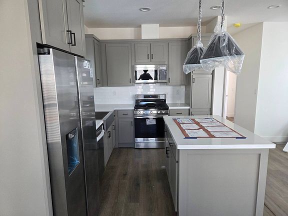 5th image of 1369 E Main St #28