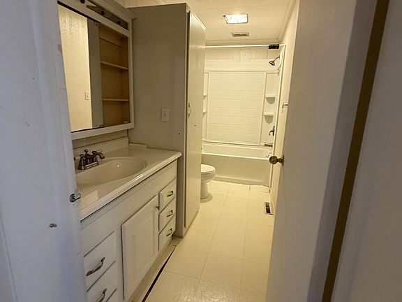4th image of 1004 York St