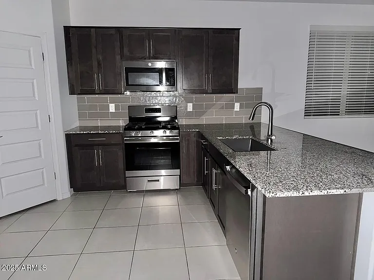 8905 W Orange Dr — Photo 2