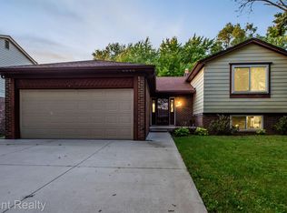 2353 Niagara Dr, Troy, MI 48083