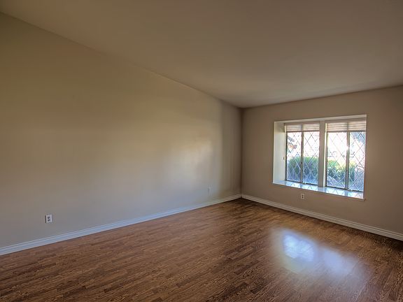 5th image of 6423 Elmhurst Ave