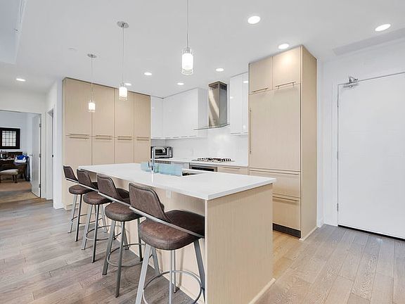5th image of 4963 Cambie St