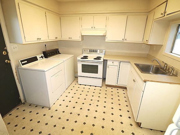 4th image of 2215 E Weile Ave