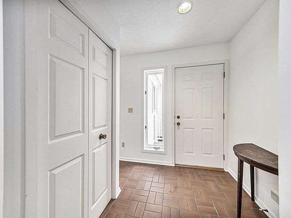 4th image of 102 Quiet Creek Cir