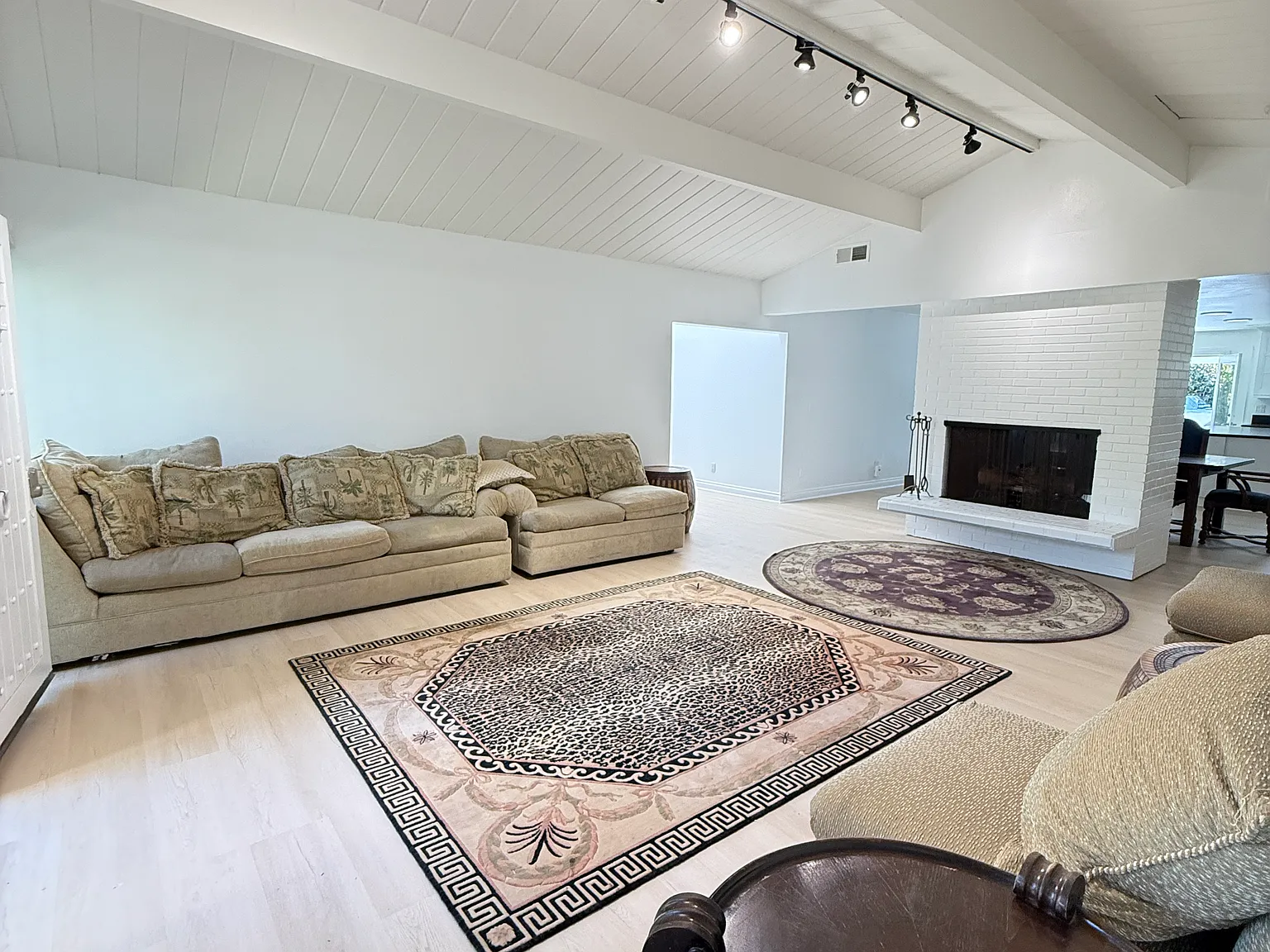 4 bed, 2859 sqft, $8,500 — Photo 3