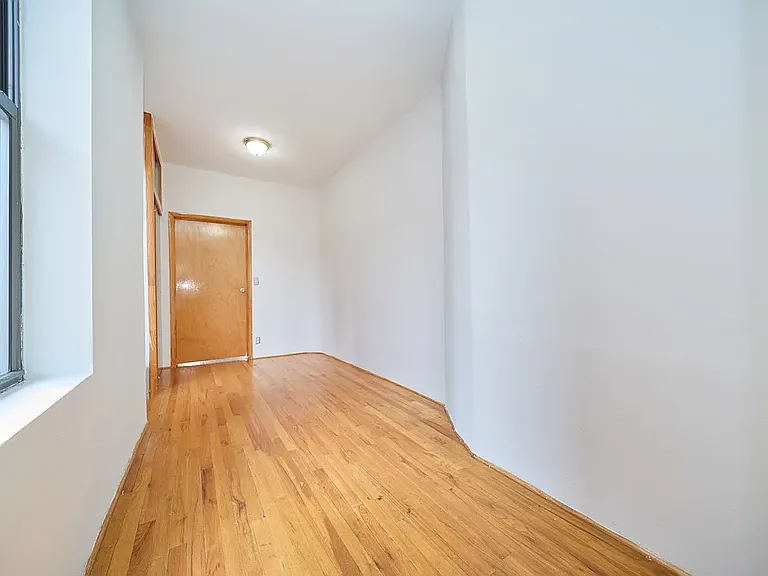 501 1/2 W 43rd St #5E — Photo 8