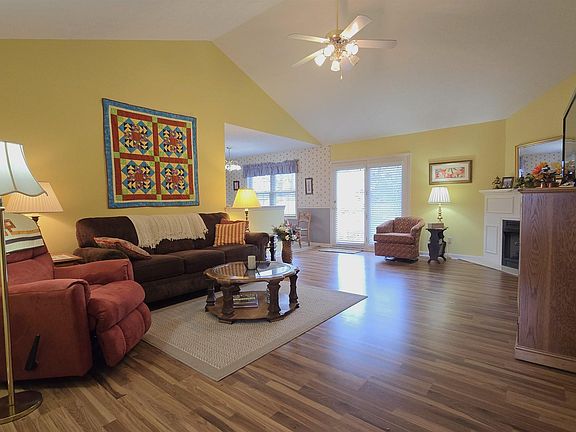 2nd image of 2940 Nicole Dr