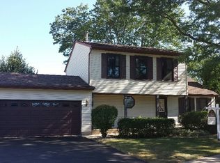 1214 Robin Dr, Elk Grove Village, IL 60007