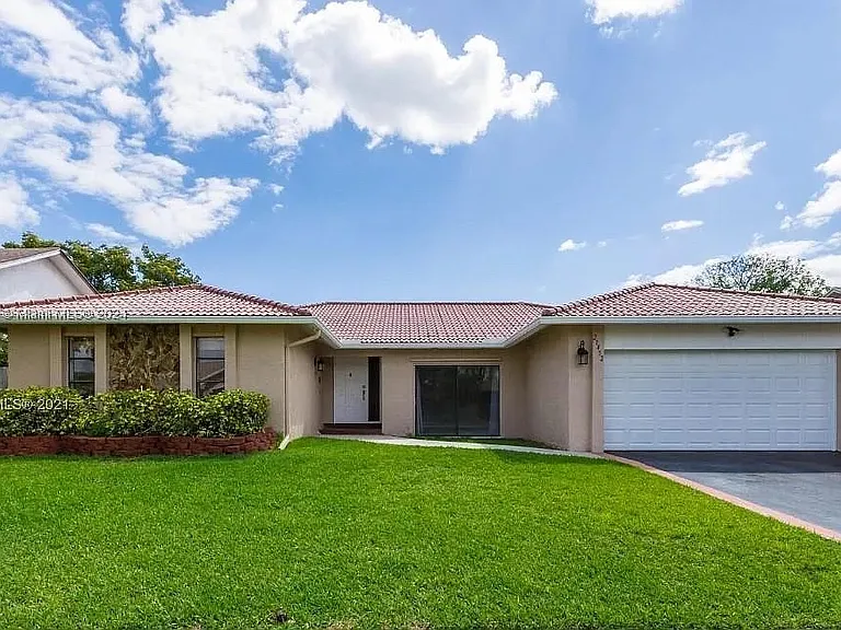 21452 Woodchuck Ln — Photo 1