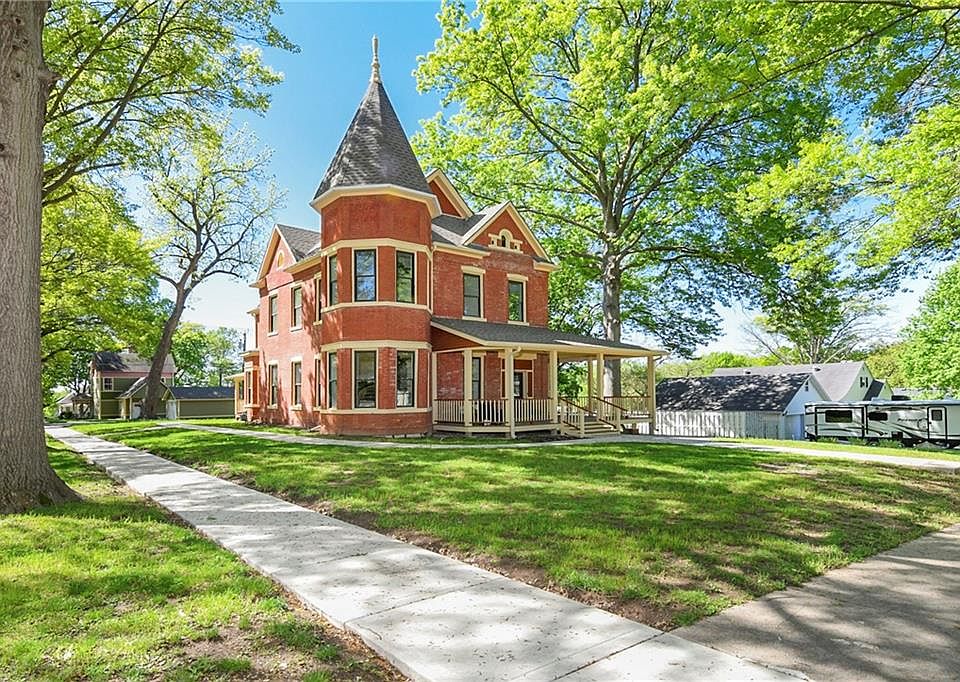 1st image of 301 Elm St
