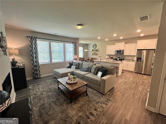 4th image of 113 Mill Pond Ln