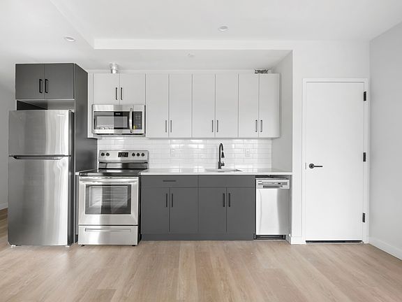 3rd image of 990 Woodycrest Ave APT 5D