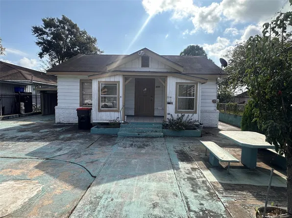 1322 Cypress St, Baytown, TX 77520