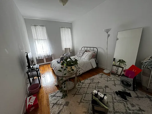 Rented by Salon Realty Corp | media 12