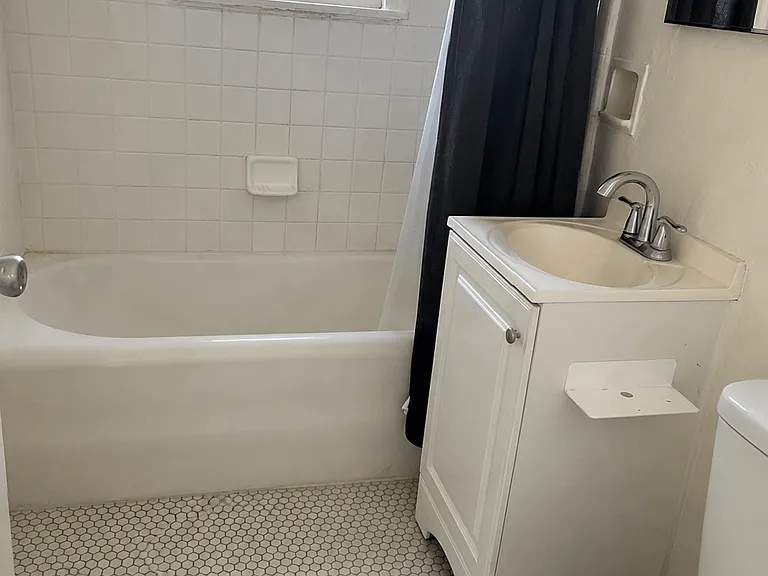 2500 S Hobart Blvd — Photo 18