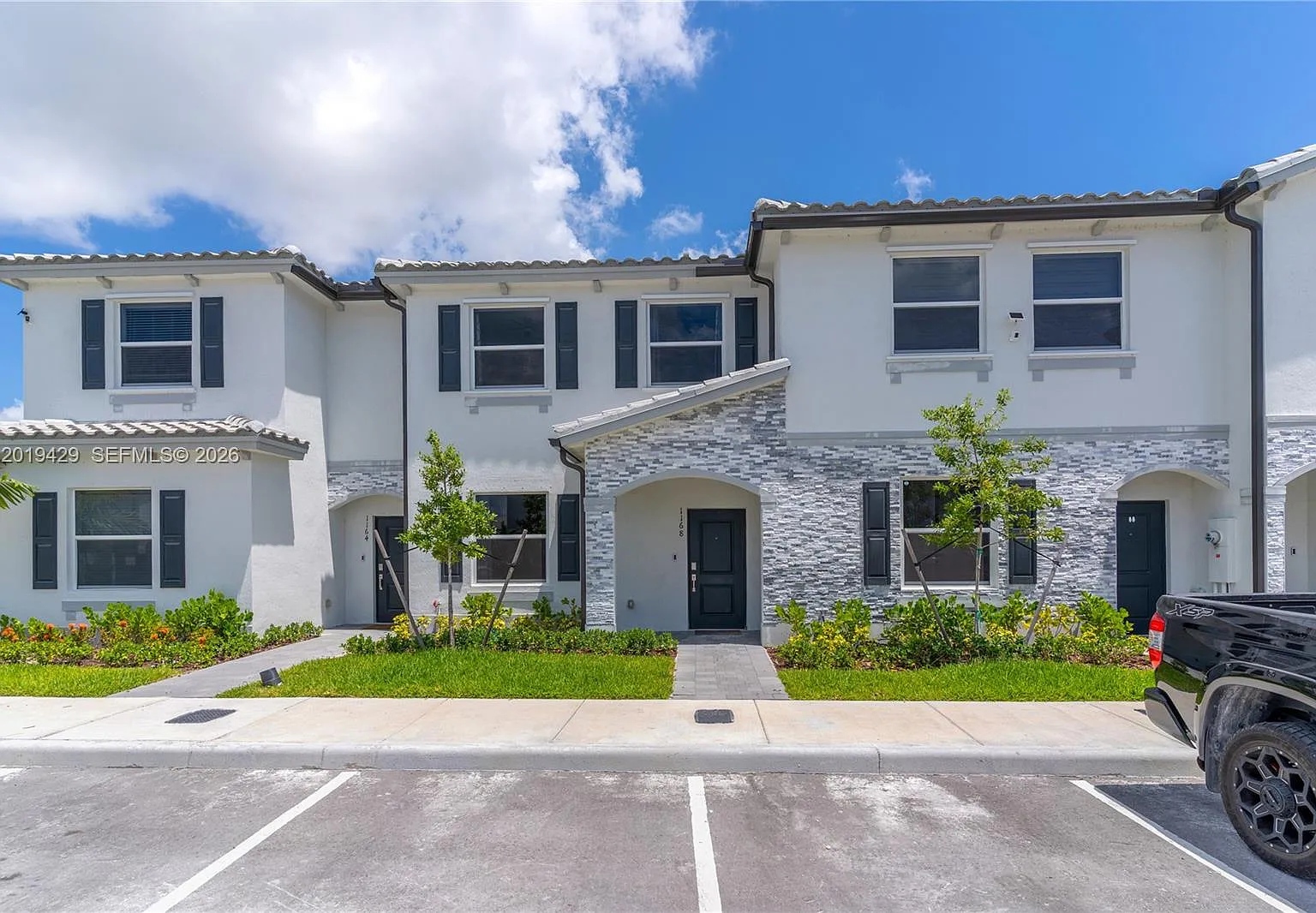 3 bed, 2.5 bath, 1330 sqft, $3,000 — Photo 1