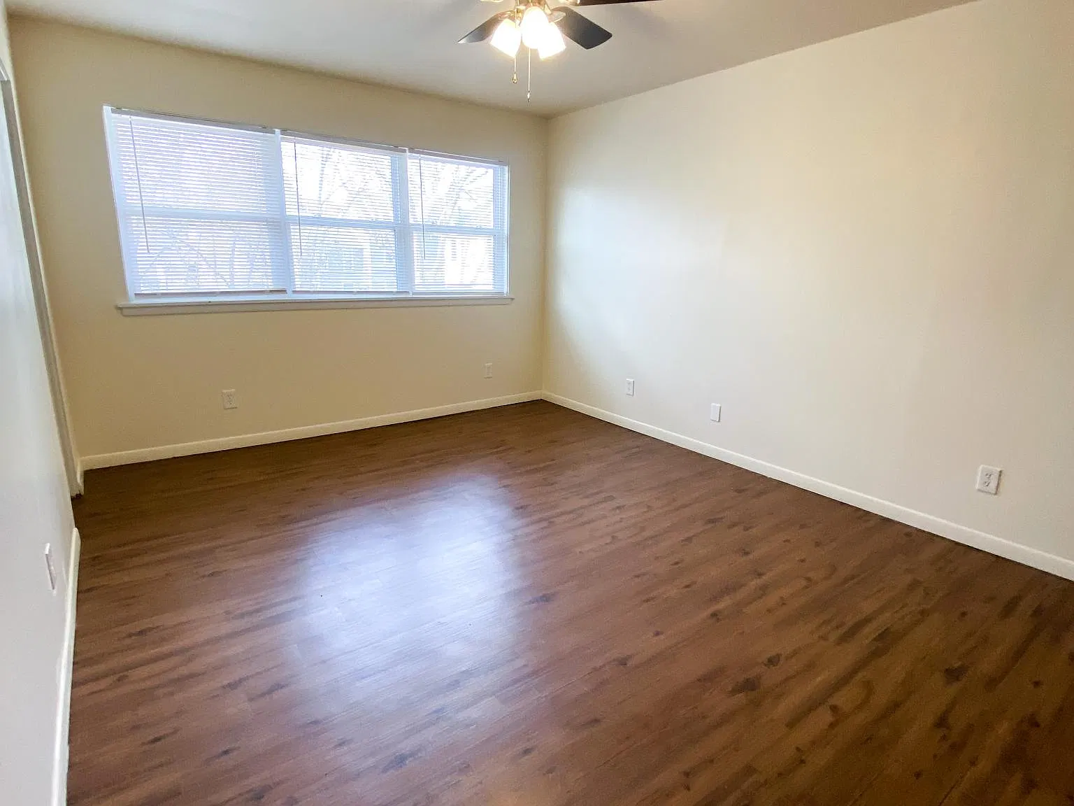 936 W Walnut St — Photo 4
