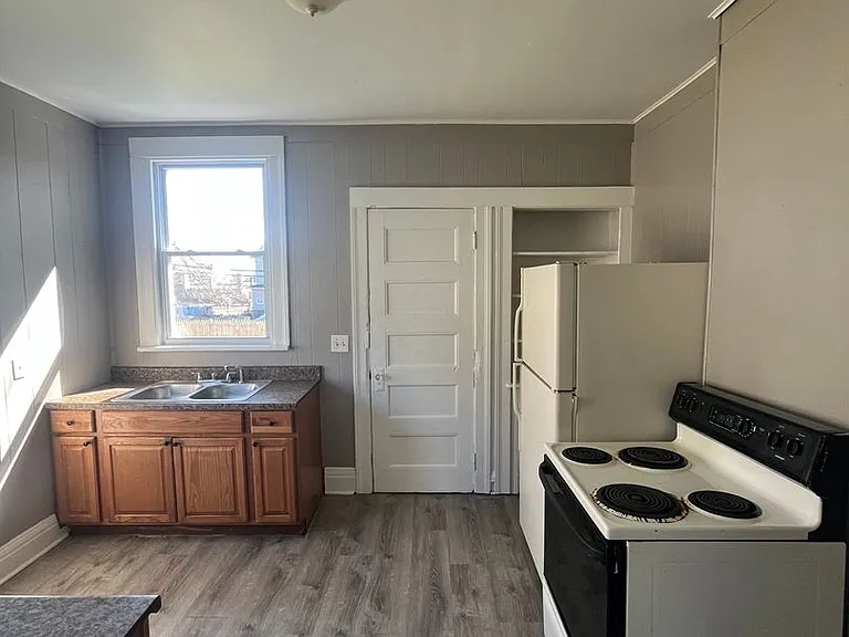 142-144 Bowman St — Photo 2