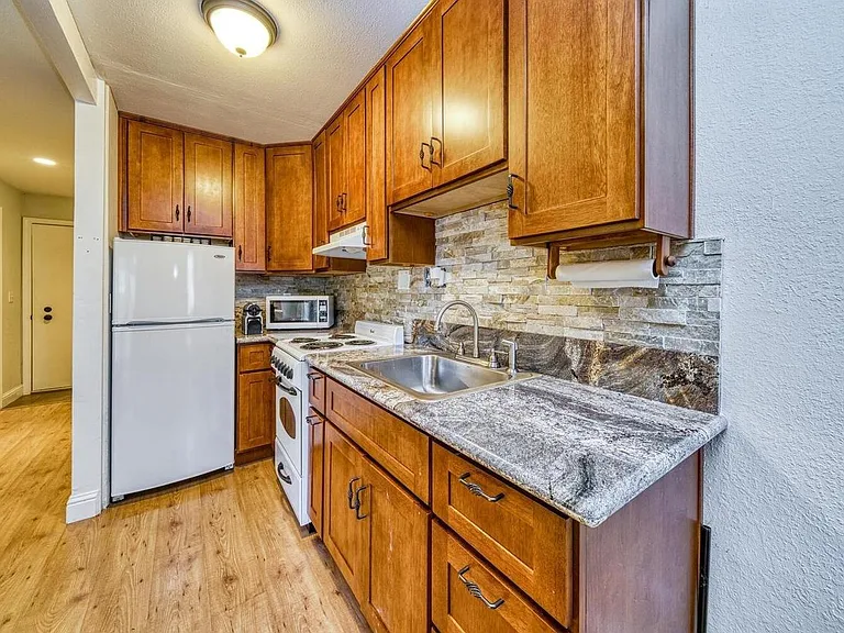 1300 Regency Way #30 — Photo 10