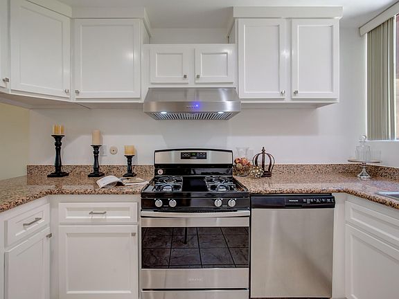 5th image of 5901 Canterbury Dr Unit 12