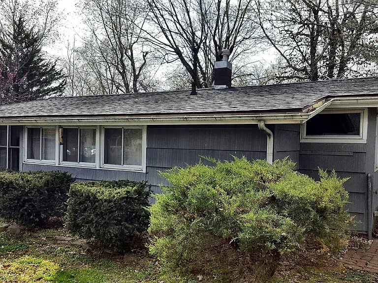 212 S Emerald Ln — Photo 2