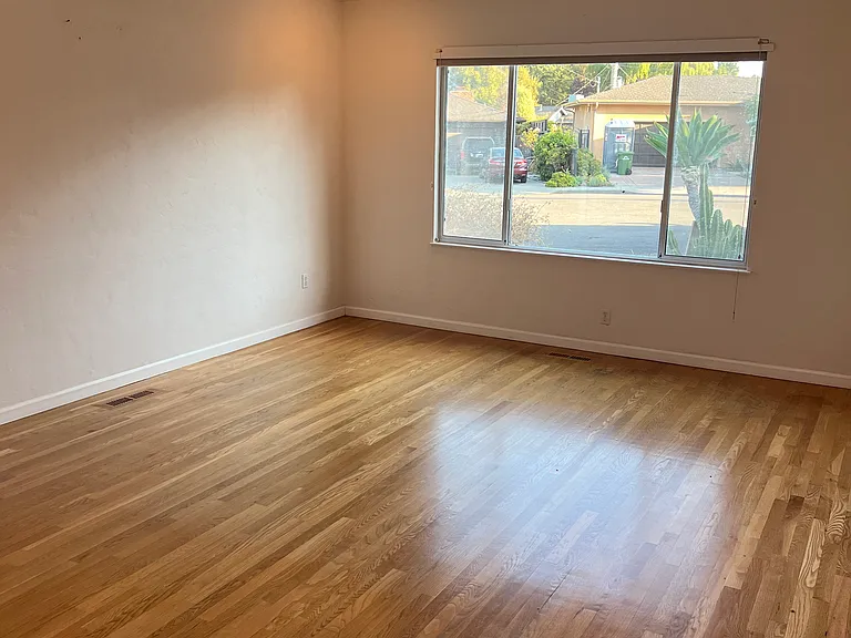 310 Alma Ln — Photo 7