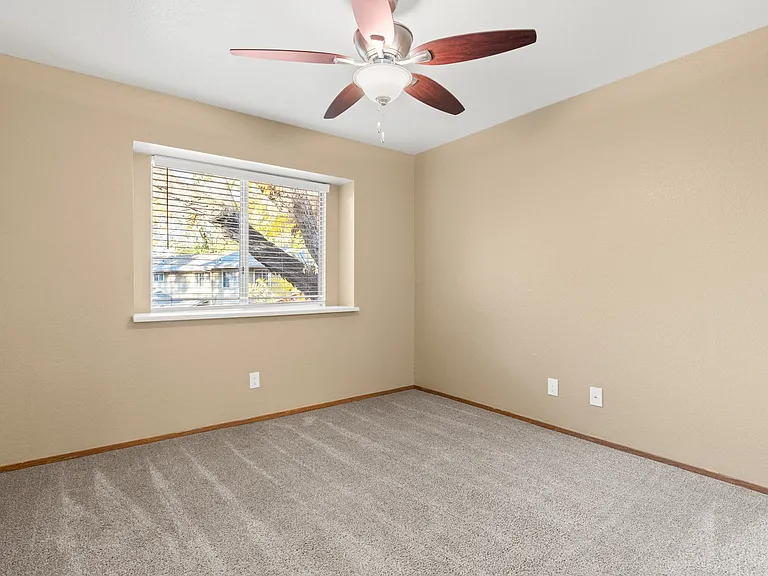Redwood Cove Apartments — Photo 27