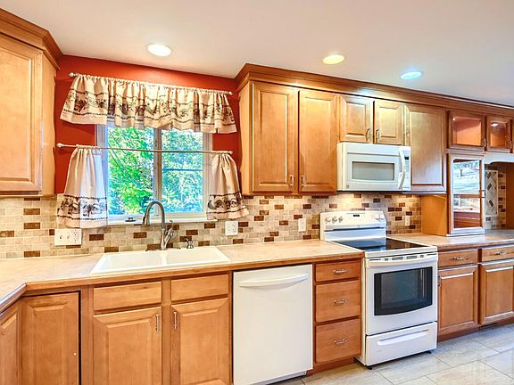 Kitchen on the other side (this unit has oak cabinets and no backsplash)